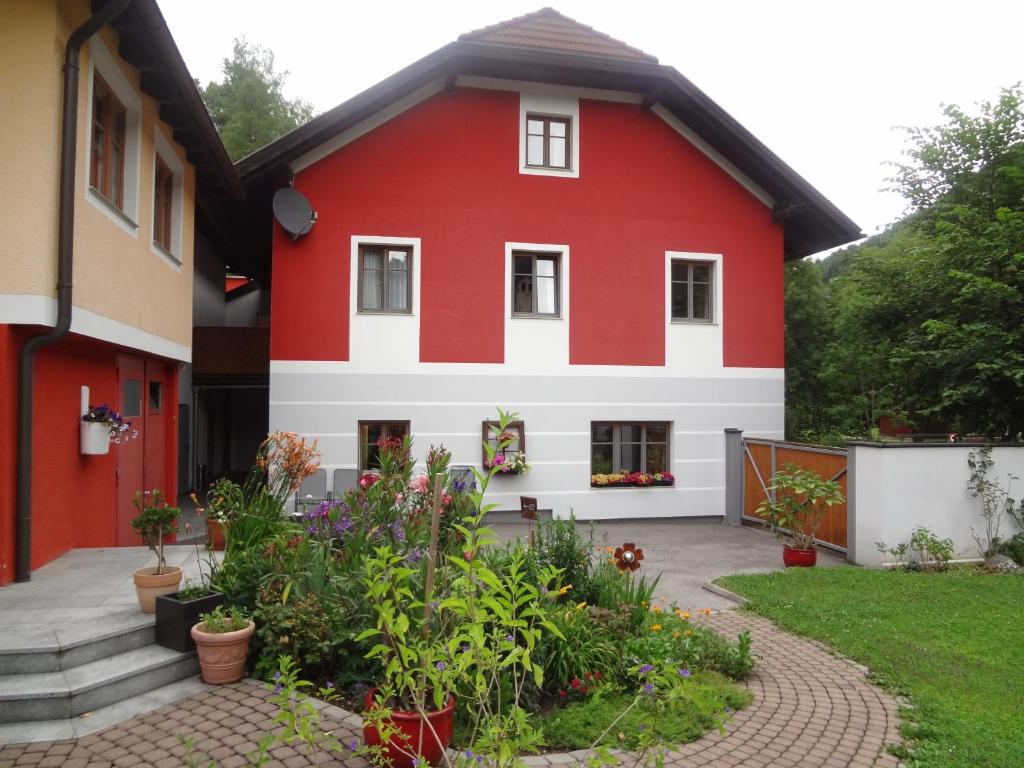 GamingFrühstückspension Doris Eder的红色和白色的房子,设有花园
