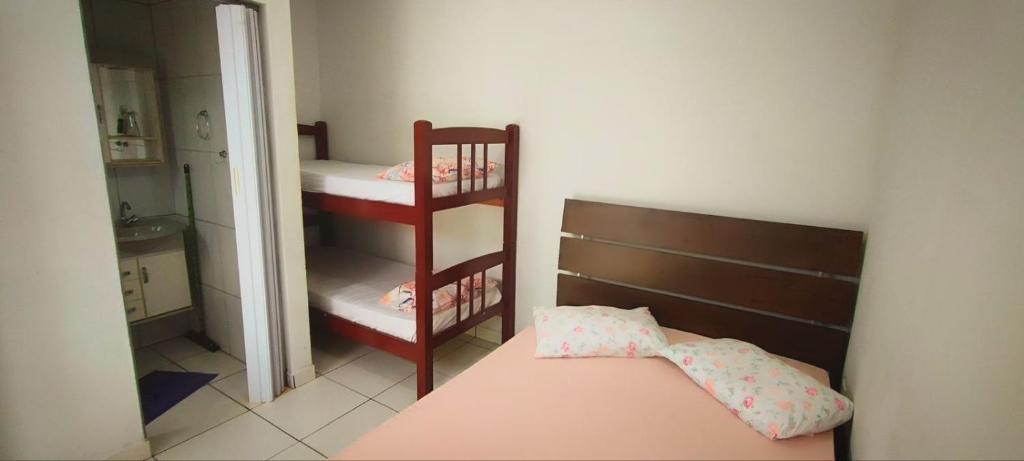 伯迪亚哥Suítes Para Casal的一间卧室配有两张双层床和镜子