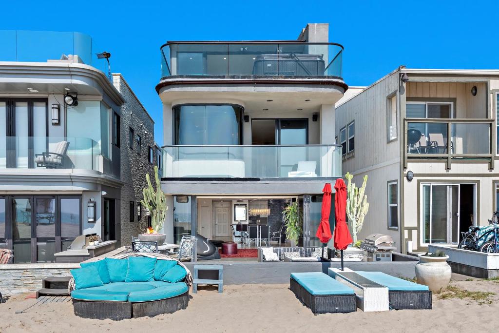 纽波特海滩3 Story Oceanfront Home with Jacuzzi in Newport Beach on the Sand!的前面有蓝色沙发的大房子