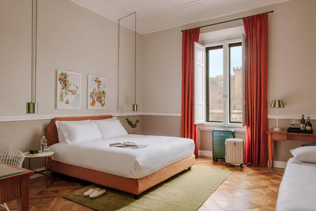 佛罗伦萨The Sonetto powered by Sonder的卧室配有白色的床和窗户。