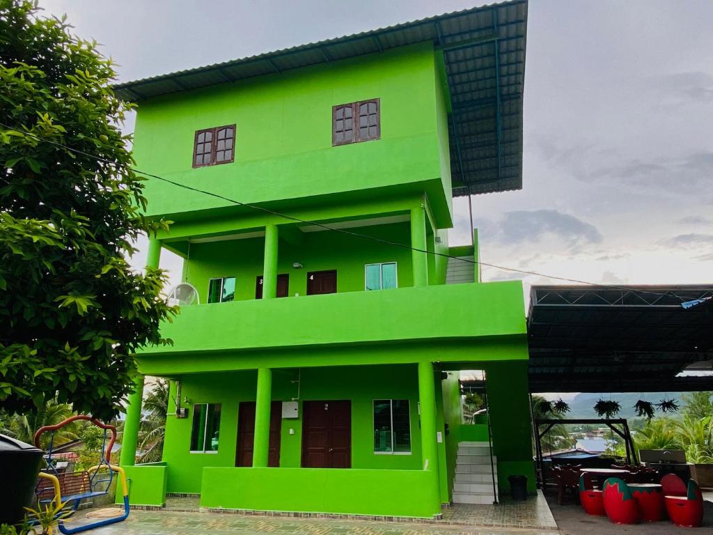 巴东勿刹Padang Besar Green Inn的黑色屋顶的绿色房子