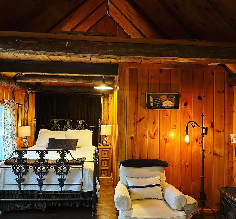 FitzwilliamRomantic, Tranquil Guest House的一间卧室配有一张床和一把椅子