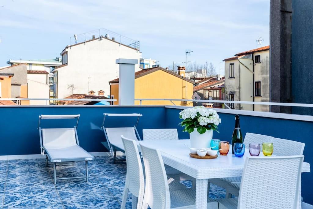 索托马里纳La Bella Vita - La Terrazza的阳台上配有白色的桌椅