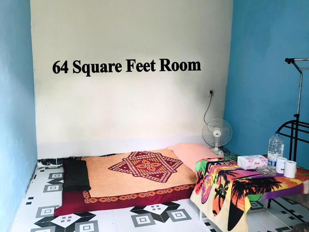 ComillaGrand Mess的一间卧室配有一张四平方英尺(约1平方米)的床。