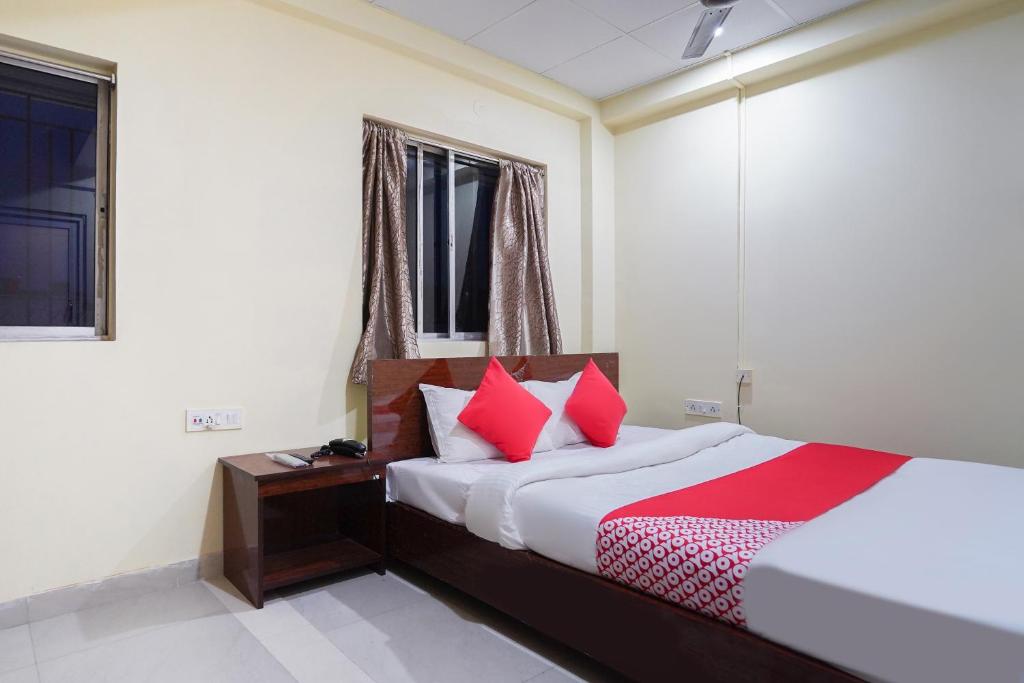 Collection O Hotel Amaze Near Birla Mandir客房内的一张或多张床位