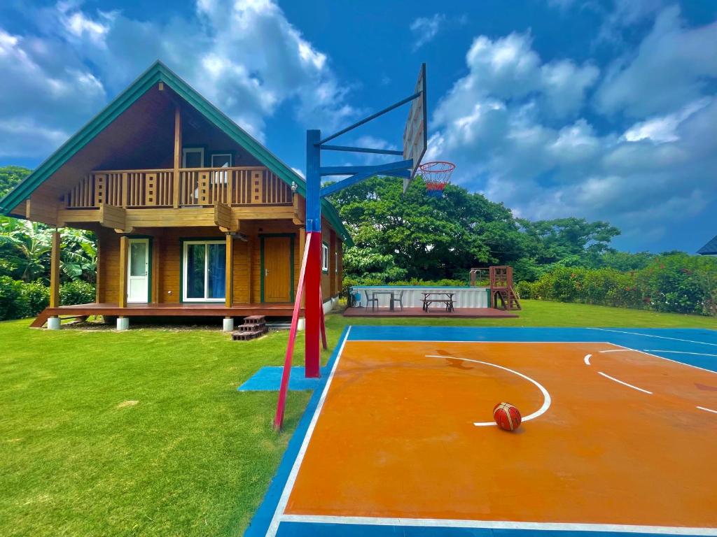 Hirakuboレジーナ石垣　ログテリアⅠ的一座带篮球场和篮球架的房子