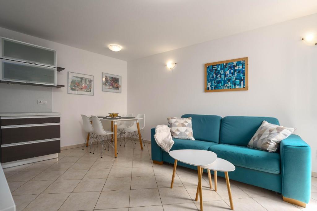 弗尔萨尔Degrassi Square Apartments的客厅配有蓝色的沙发和桌子
