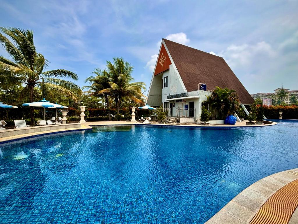 安耶尔Nemuru Villa Ubud Anyer的度假村前的大型游泳池