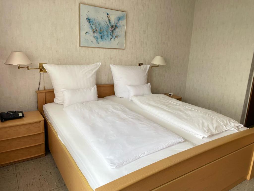 加瑞尔La Bella的一张白色大床,配有白色床单和枕头