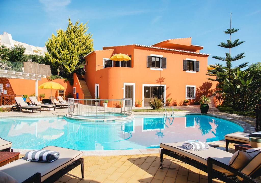 拉戈斯马尔阿祖尔别墅酒店的别墅前设有游泳池