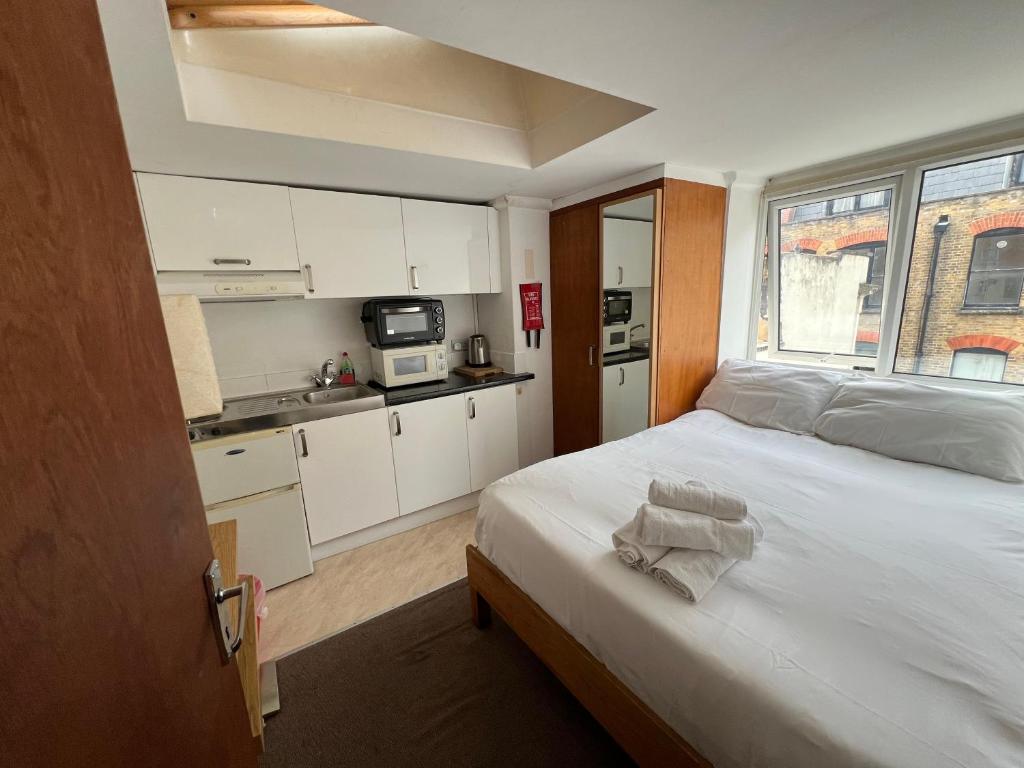 伦敦Stay in Bloomsbury1的小房间设有床和厨房