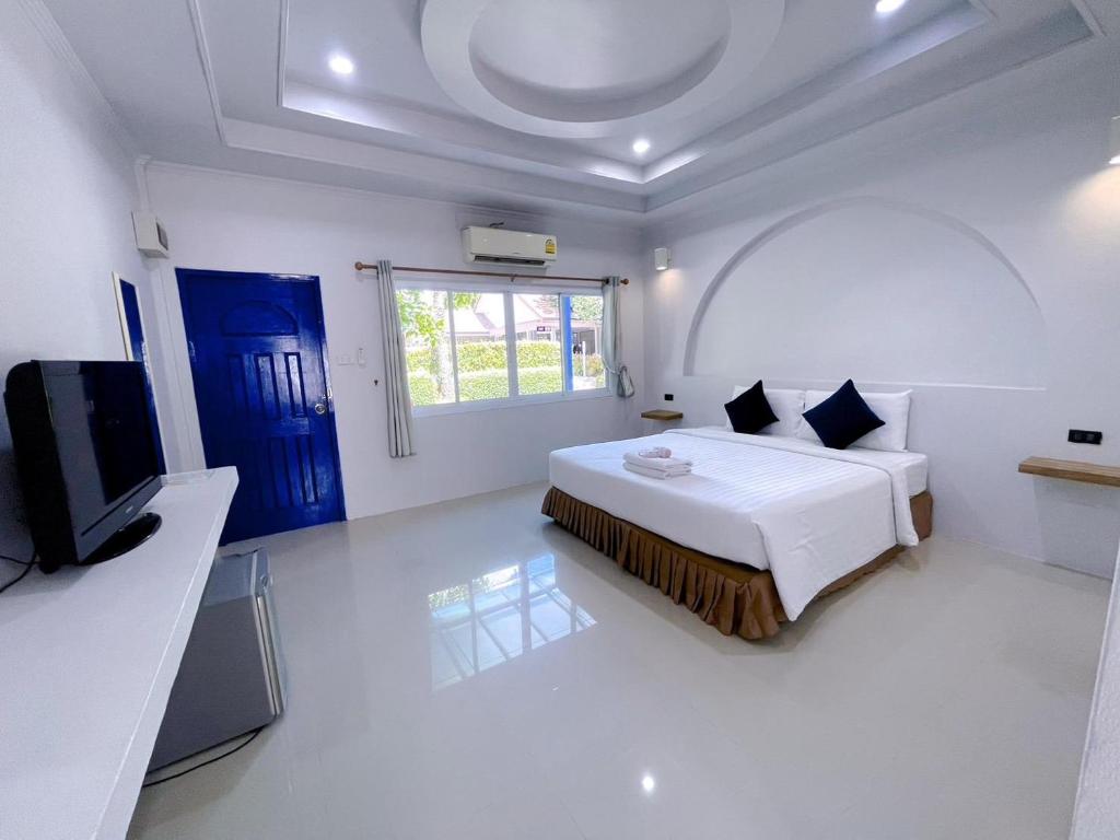 武里南Sky View Resort Buriram的白色的客房配有床和电视。