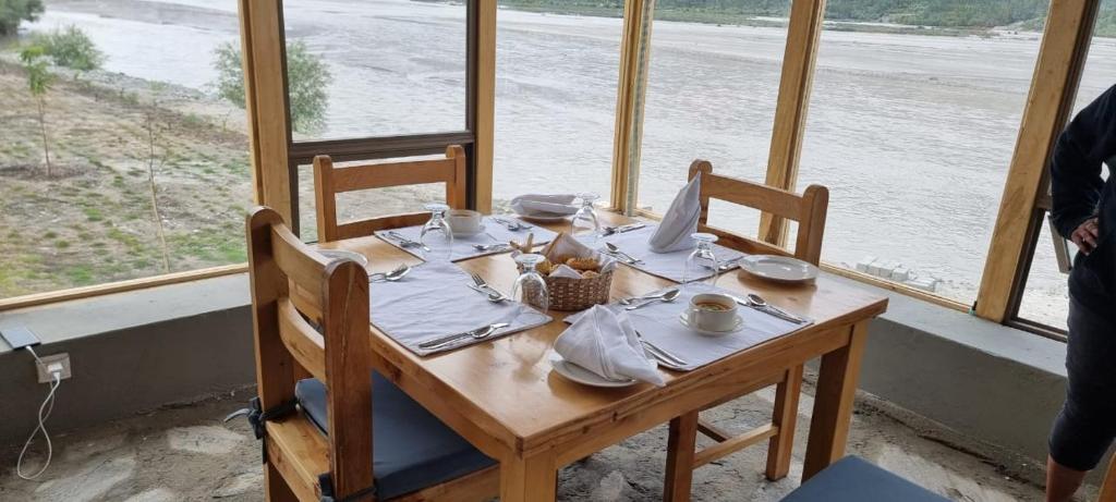 ShigarGuzel Hotel的一张桌子,上面有盘子和餐巾,享有水景