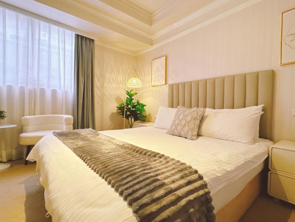 台北上格大饭店的一间卧室设有一张大床和大窗户