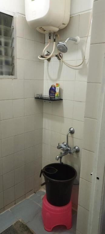 班加罗尔RUKMINI Apartment的一间带桶和水龙头的浴室
