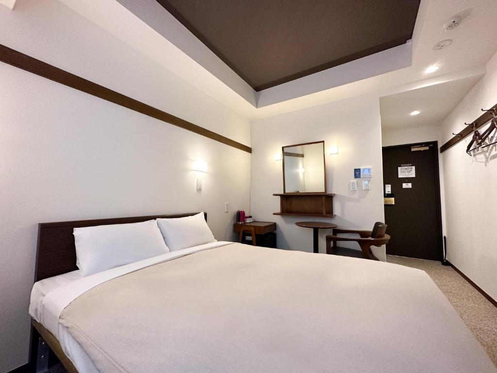 东京Hotel Emit Shibuya - Vacation STAY 40892v的卧室配有一张白色的大床和一张桌子