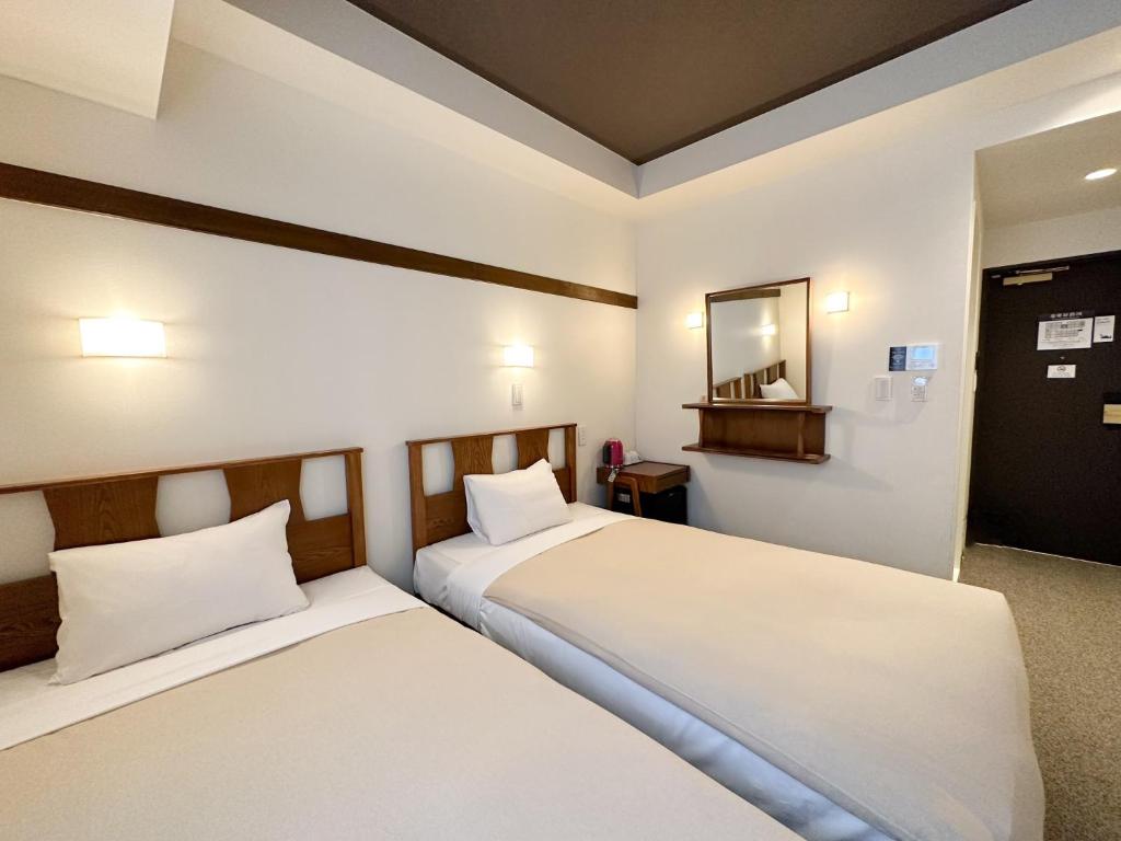 东京Hotel Emit Shibuya - Vacation STAY 40894v的一间卧室配有两张床和镜子