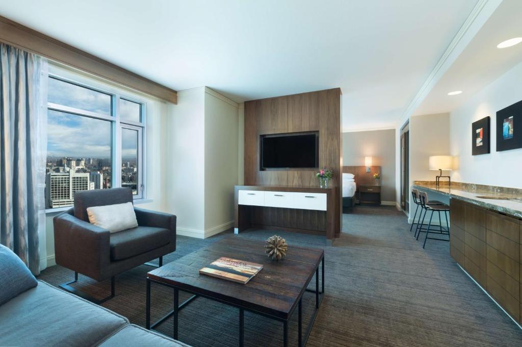 丹佛凯悦丹佛科罗拉多会议中心酒店的酒店客房设有沙发和客厅。