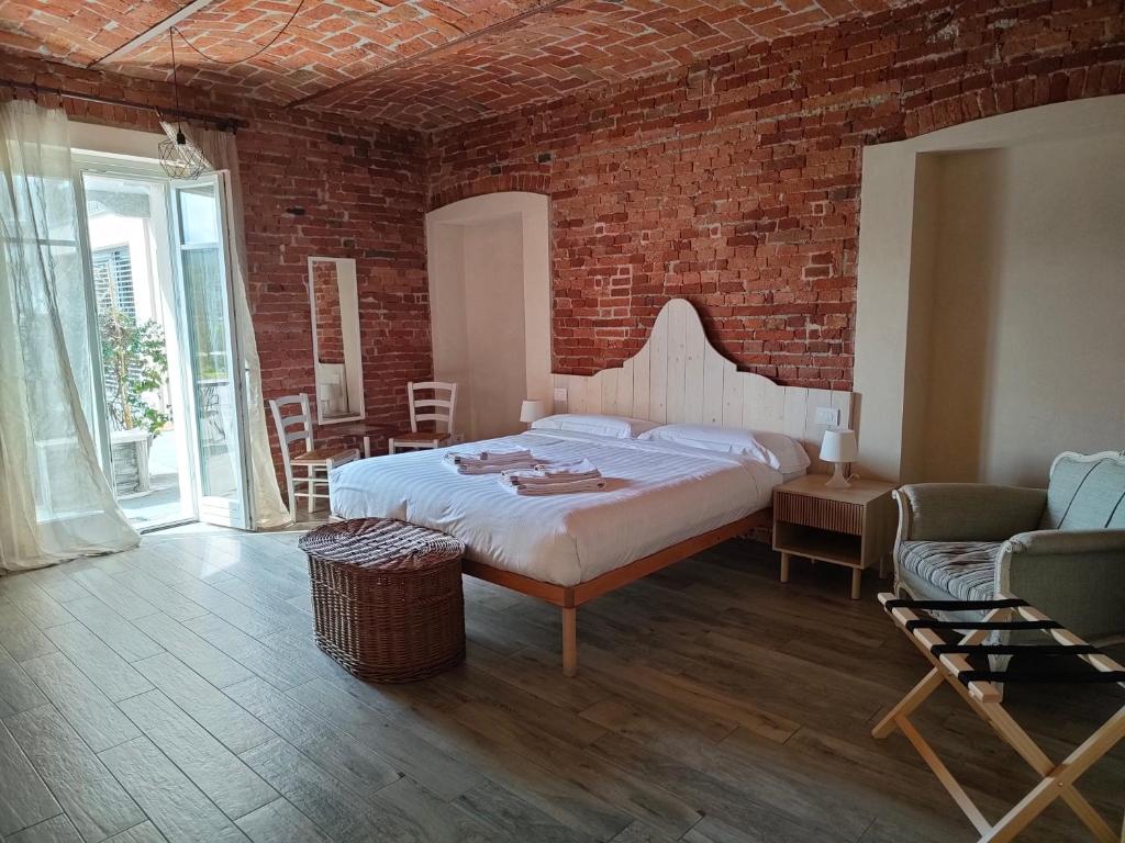 阿尔巴Cascina BELLONUOVO的一间卧室设有一张床和砖墙