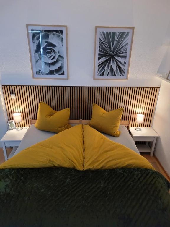 诺因哈根Carl-Schmäcke-Straße 7的一间卧室配有一张带黄色枕头的大床