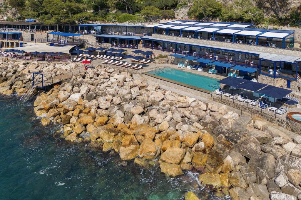 维克艾库塞Capo la Gala Hotel&Wellness的享有带游泳池的度假村的空中景致
