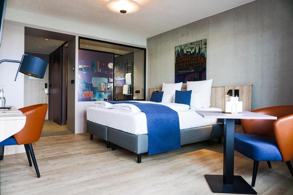 汉堡翰堡城中区公寓式酒店的酒店客房带一张床、一张桌子和椅子