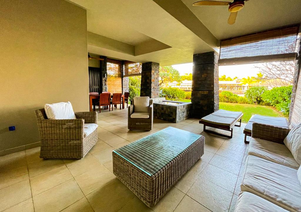 Centre de FlacqPrivate Beach 5-star Villa, Golf & Luxe的带沙发、椅子和桌子的客厅