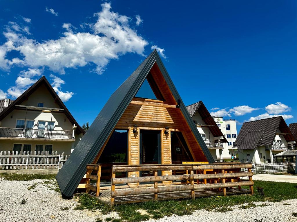 弗拉西克Lacky的海滩上带三角形屋顶的房子