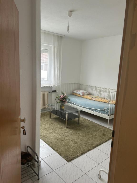 克尔斯特尔巴赫1 Zimmer wohnung In der Nähe vom Frankfurter Flughafen的一间卧室配有一张床和一张桌子