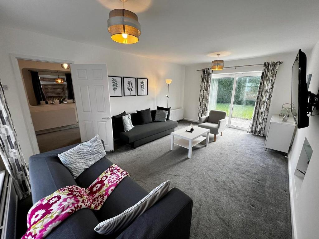 卡迪夫Spacious Family home in great location in Cardiff的客厅配有沙发和桌子