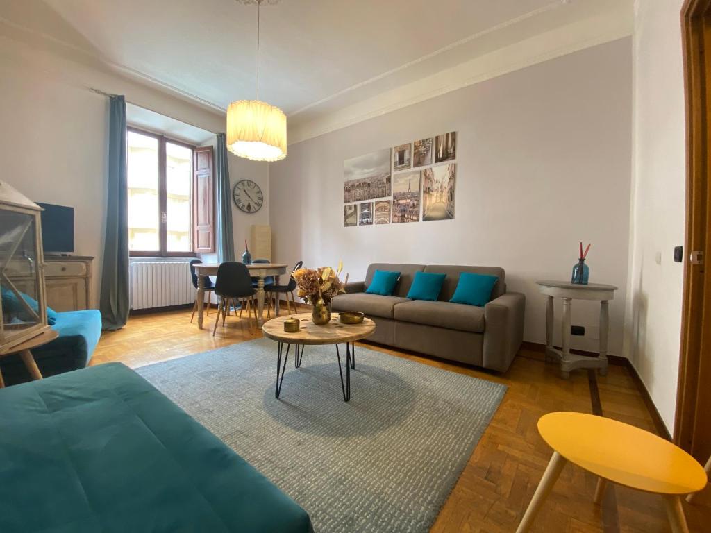 罗马"La Piccola Londra "appartamento a Roma 5 minuti da piazza del Popolo的客厅配有沙发和桌子