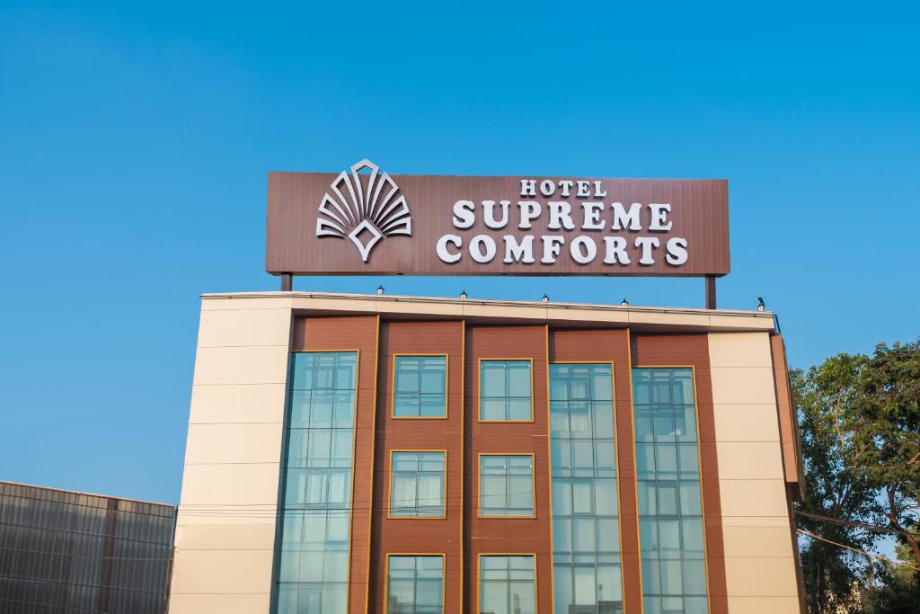 孟买Hotel Supreme Comforts - Mumbai Airport的上面有标志的建筑