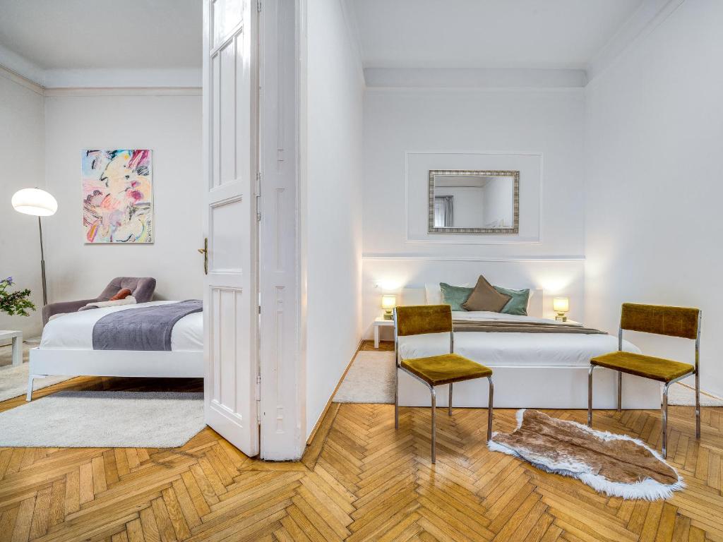 布达佩斯Székely Bertalan Residence的一间卧室配有一张床和两把椅子