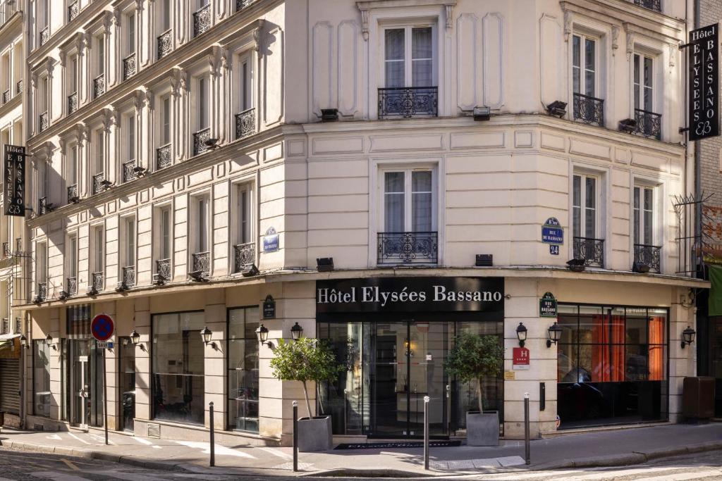 巴黎最佳西方爱丽舍巴萨诺酒店的前面有商店的建筑