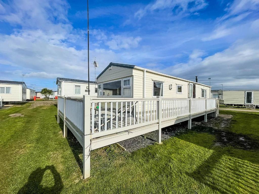 赫彻姆Dog Friendly Caravan With Large Decking Near Heacham Beach, Ref 21052h的白色移动房屋 - 带白色甲板