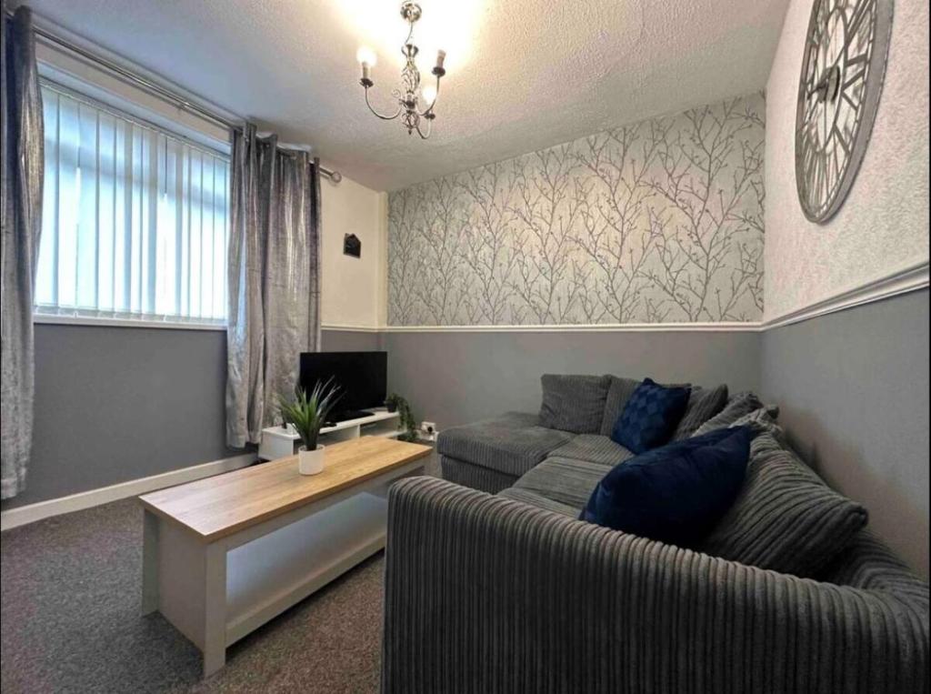 沃灵顿Charming 2-BR Property - Sleeps 5的客厅配有沙发和桌子