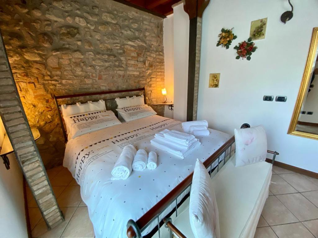 纳托Garda Paradise Country House的一间卧室配有带毛巾的床