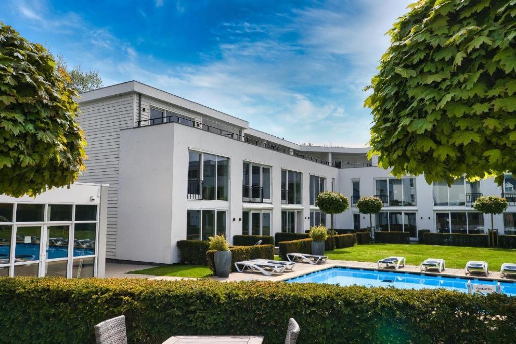 雷讷瑟Hotel de Zeeuwse Stromen - Duinpark的享有带游泳池的房屋外部景致
