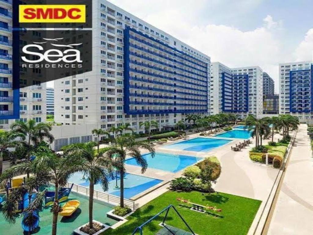 马尼拉Sea Residences的享有带游泳池的大型建筑的景致