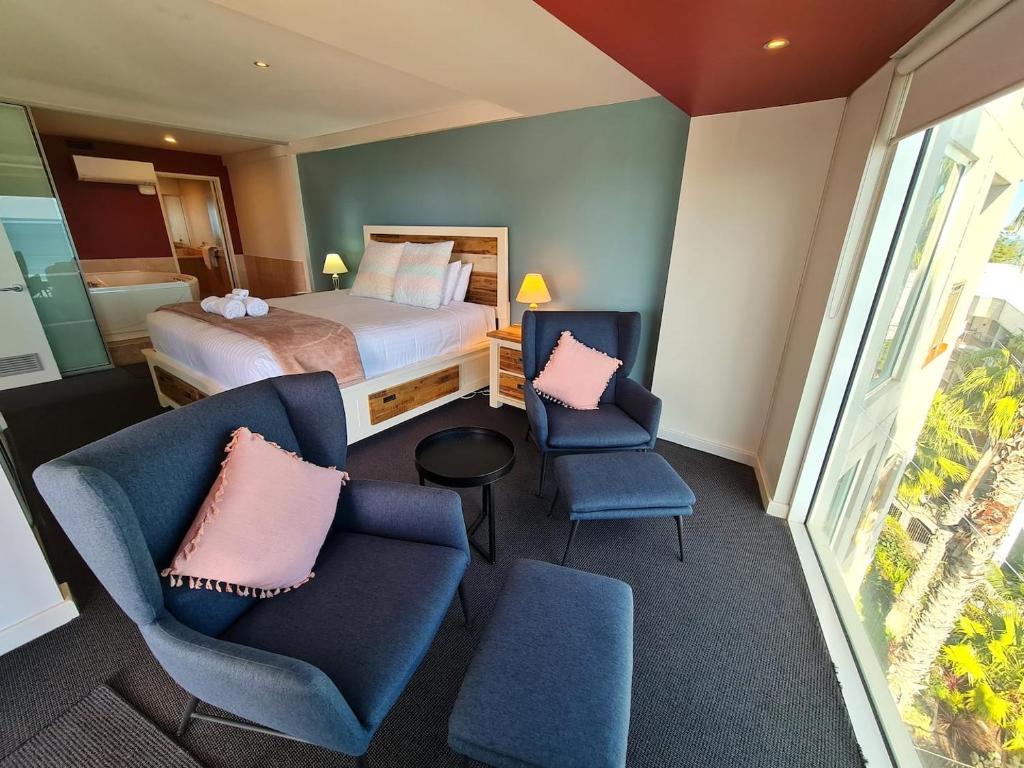 珀斯Ocean View-breath Taking Views, Amazing Facilities的酒店客房,配有一张床和两把椅子