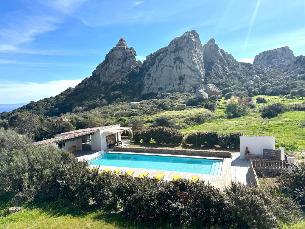 博尼法乔A Santa Trinita的山前带游泳池的别墅