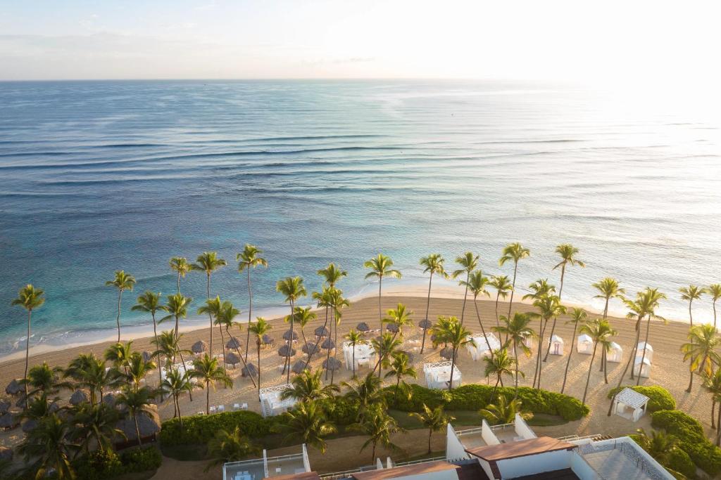 蓬塔卡纳Breathless Punta Cana Resort & Spa - Adults Only - All Inclusive的享有棕榈树海滩和大海的空中景致