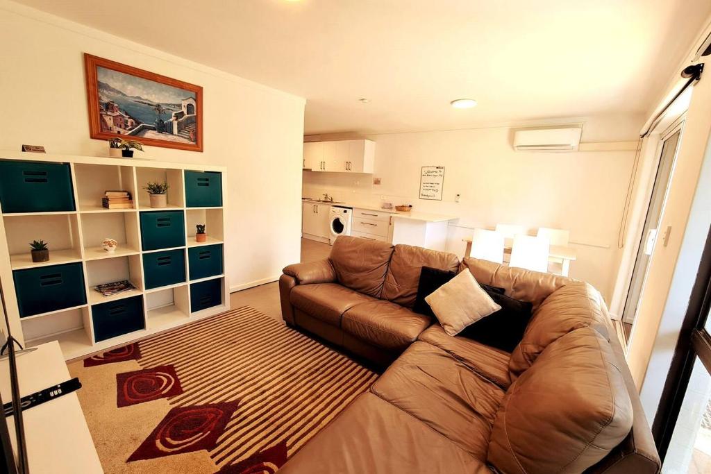 珀斯West Beach Lagoon 206 - Sleeps Three! Value!!!的客厅配有棕色沙发和地毯。