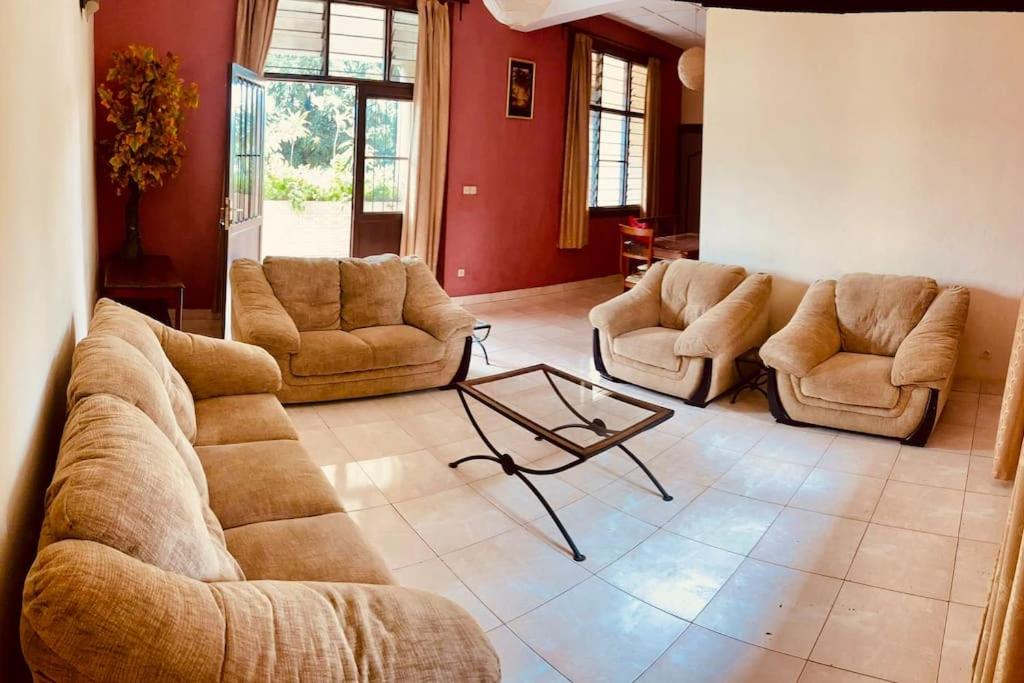 布琼布拉Évasion Urbaine: Charme & Confort à Bujumbura的带沙发和咖啡桌的客厅