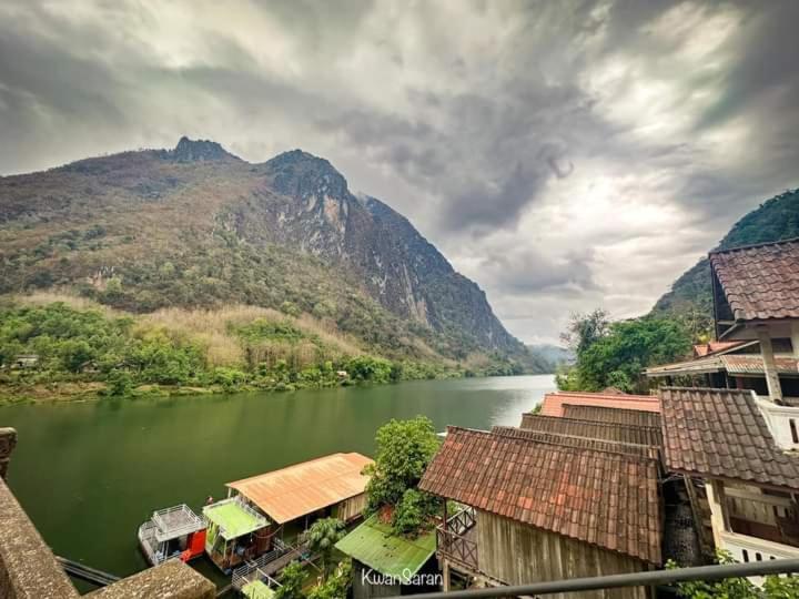 NongkhiawCam U View Bungalow的享有河流、房屋和山脉的美景