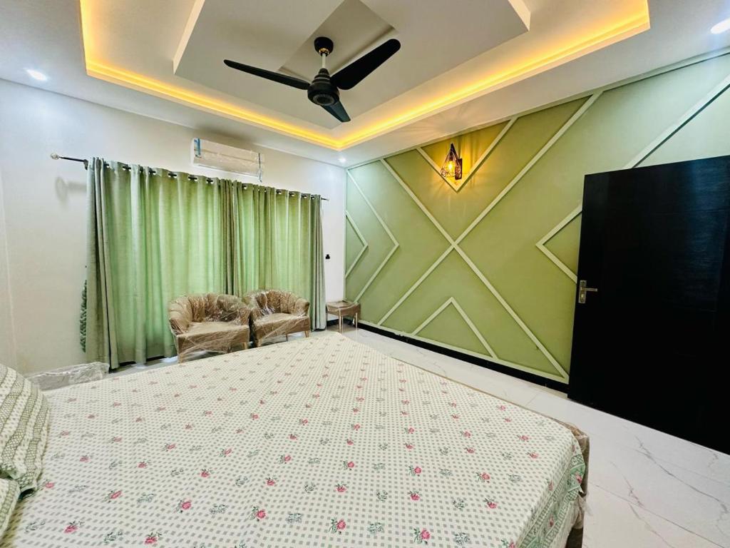 Dhok SandemārLuxurious kashmir house near Islamabad airport的一间卧室配有一张床和吊扇