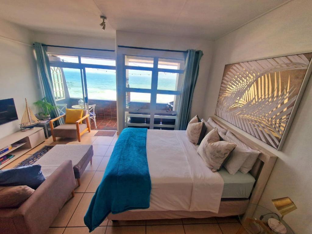 乌姆德洛蒂OCEAN GEM-Back up power, Families & Couples, Umdloti的一间带大床的卧室,享有海景