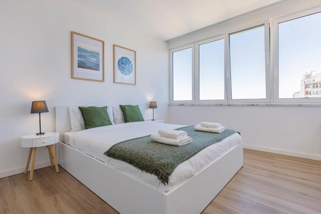 里斯本Eua 112的白色卧室设有大床和窗户
