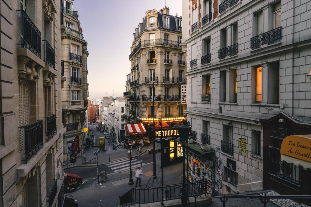 巴黎1BR Near Historic Sites - CityApartmentStay的享有拥有高楼建筑的城市街道的景色