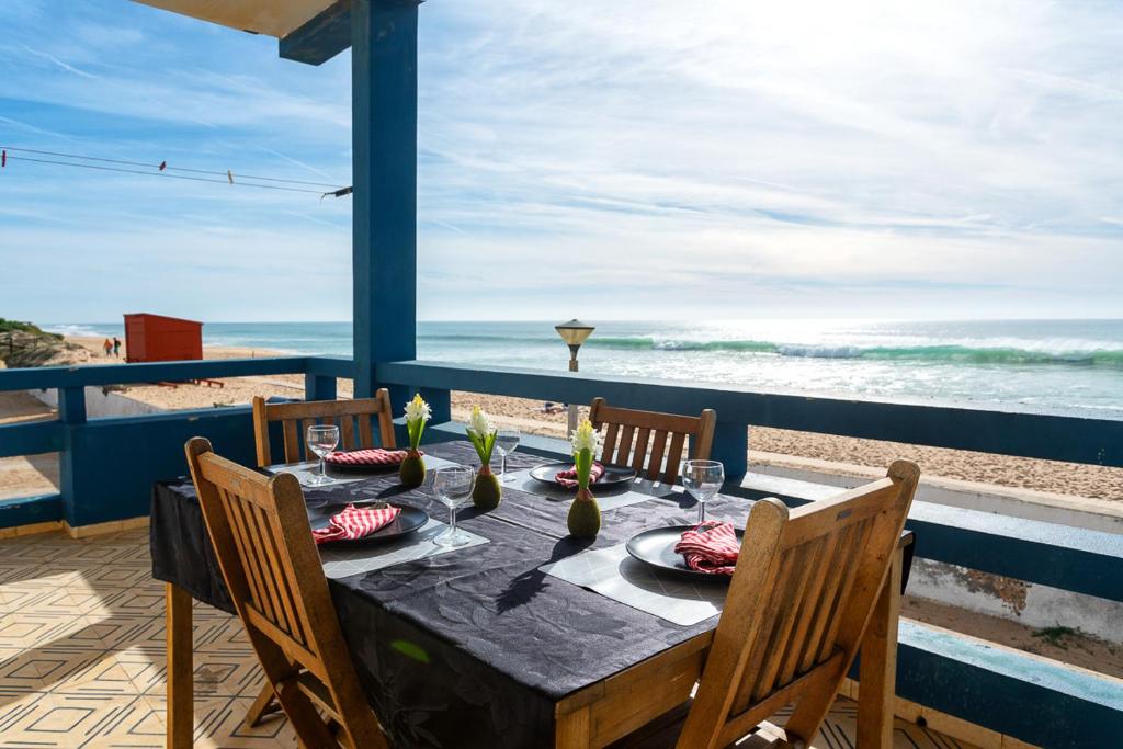 法鲁BLife Vistaya private apartment的一张餐桌,享有海滩美景